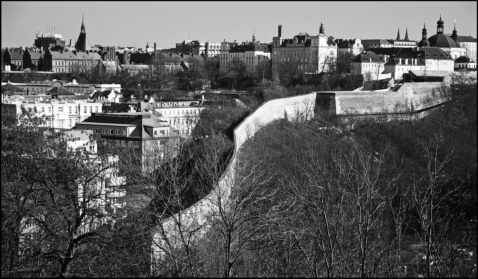 photo "Башни, дома и средневековая стена" tags: black&white, architecture, Prag, Prague, Praha