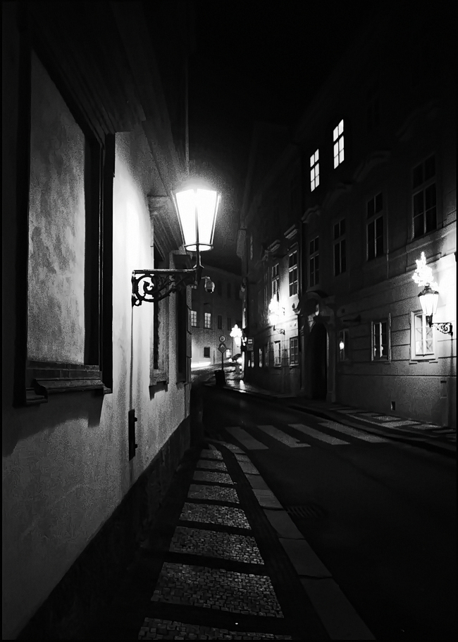 photo "Ночная улица-3" tags: black&white, Prag, Prague, Praha