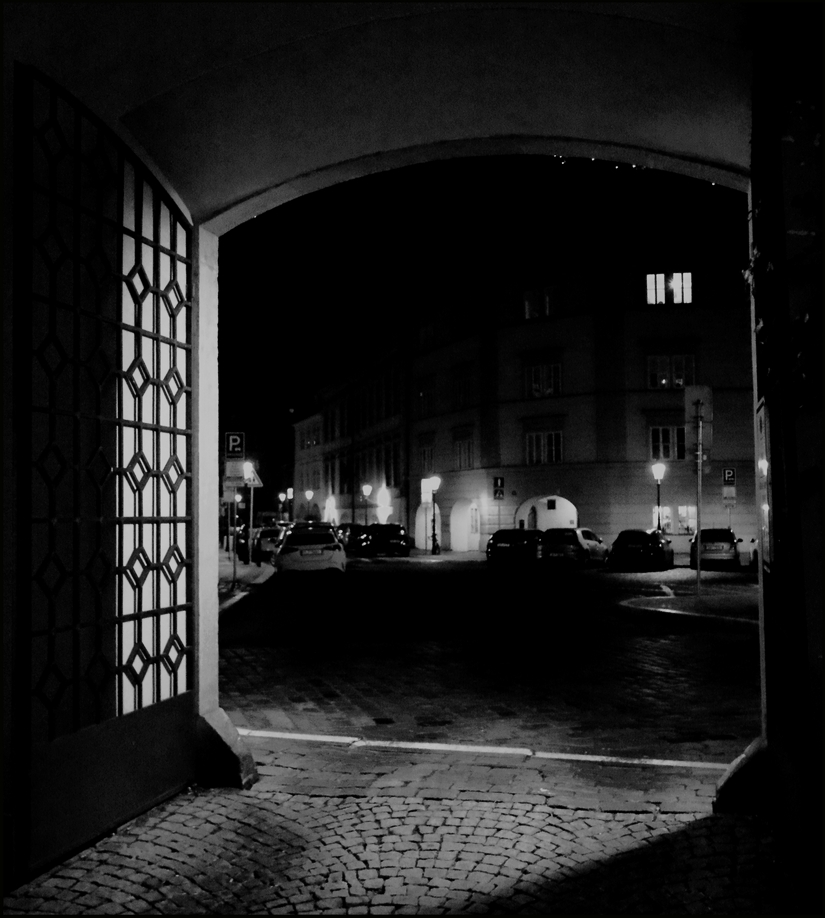 photo "Ночные ворота" tags: black&white, Prag, Prague, Praha