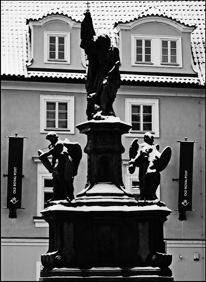 photo "Окна и статуи" tags: black&white, architecture, Prag, Prague, Praha