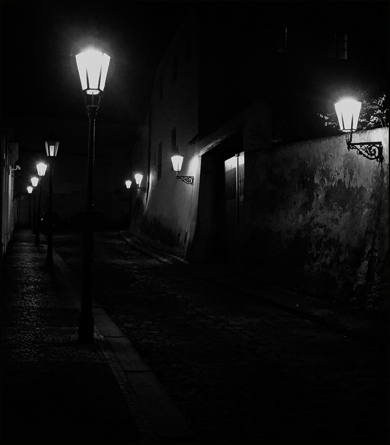 photo "Ночные фонари и улица-3" tags: black&white, Prag Prague Praha