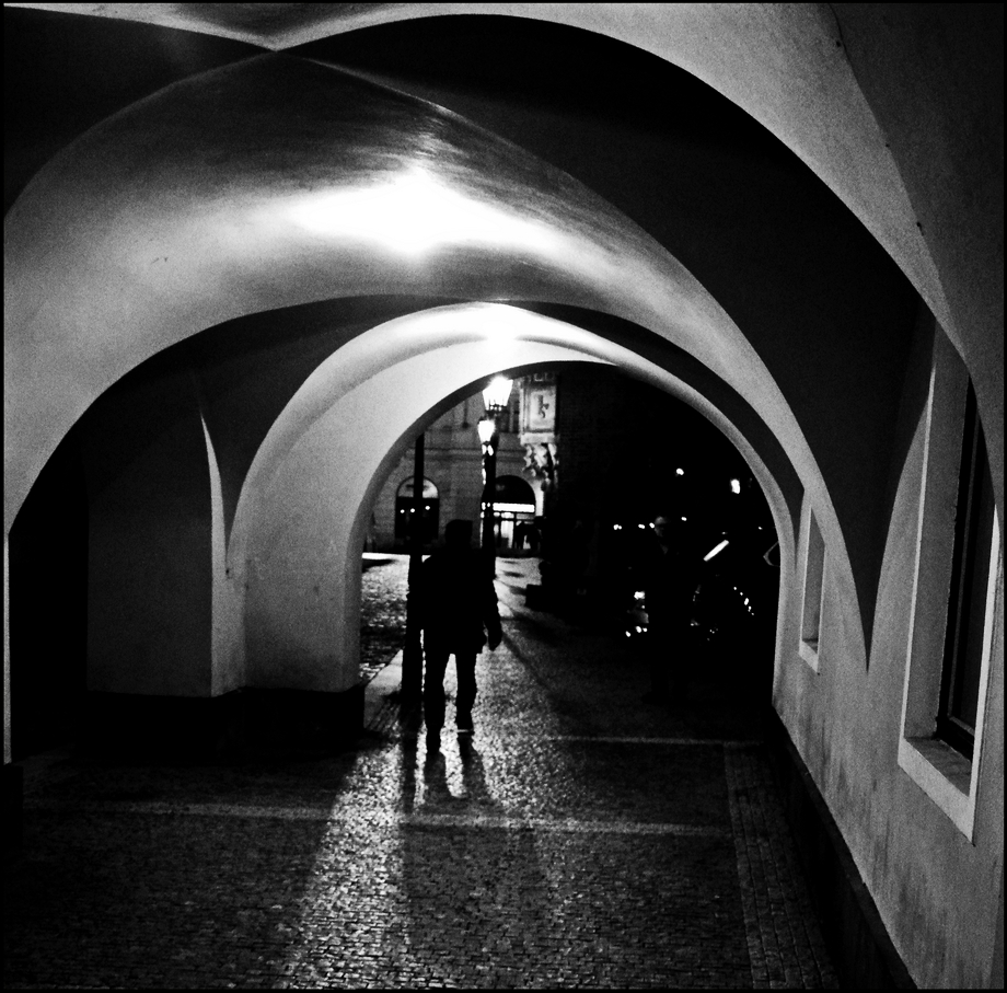 photo "Ночная аркада и фигура" tags: black&white, Prag Prague Praha