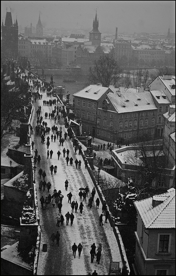 photo "Когда в Праге идет снег" tags: black&white, Prag Prague Praha