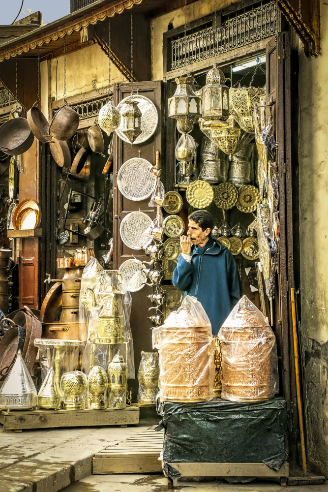 photo "Trader's Reflection" tags: street, 