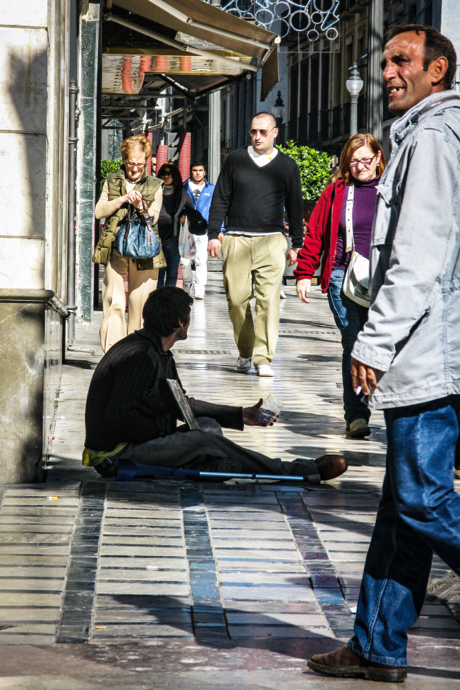 photo "Beggar and Passers-by" tags: genre, 