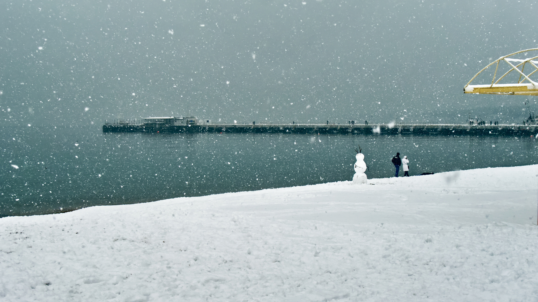 photo "***" tags: street, city, landscape, beach, sea, snow, winter, снеговик