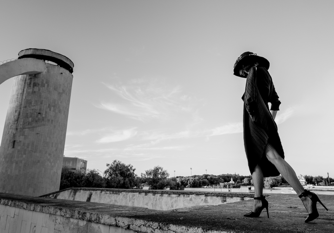 фото "Геометрия" метки: черно-белые, архитектура, портрет, девушка, здание, платье, сетка, туфли