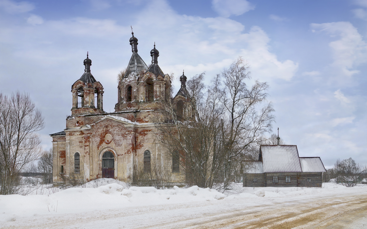 photo "***" tags: travel, architecture, temple, village, глубинка, руины, часовня