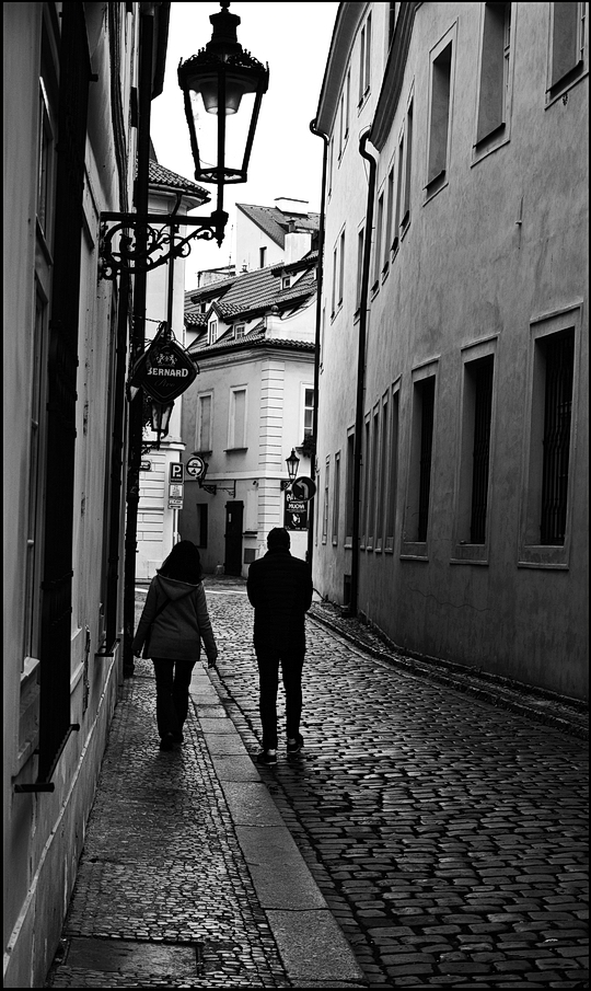 фото "Улица и пара" метки: черно-белые, Prag Prague Praha