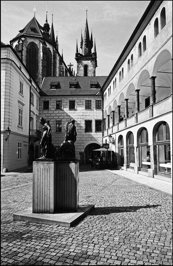 photo "Тынский двор" tags: black&white, architecture, Prag Prague Praha