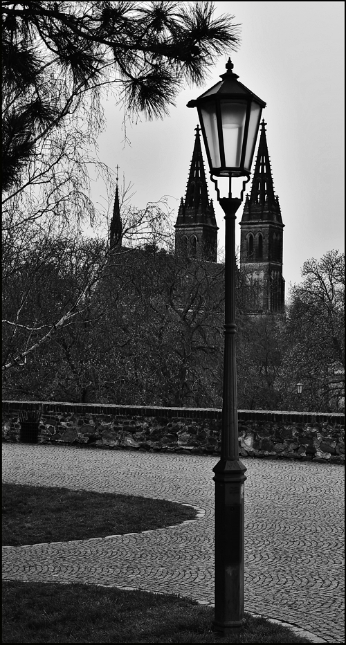 photo "Фонарь и башни" tags: black&white, architecture, Prag Prague Praha