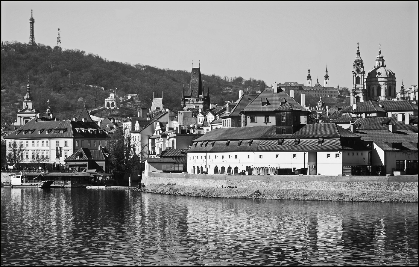 photo "Малостранские башни и дома" tags: black&white, architecture, Prag Prague Praha