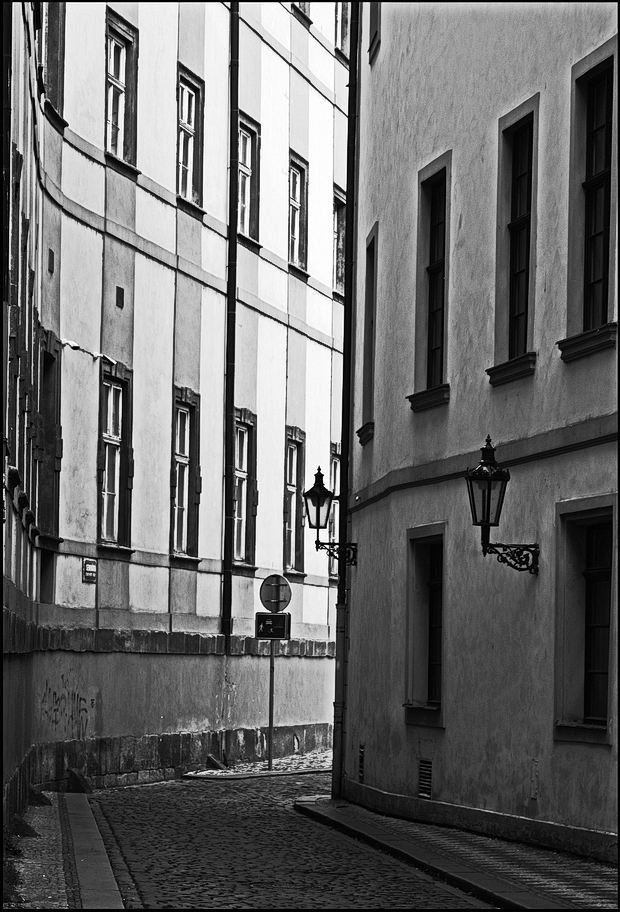 photo "Улица и окна" tags: black&white, Prag Prague Praha