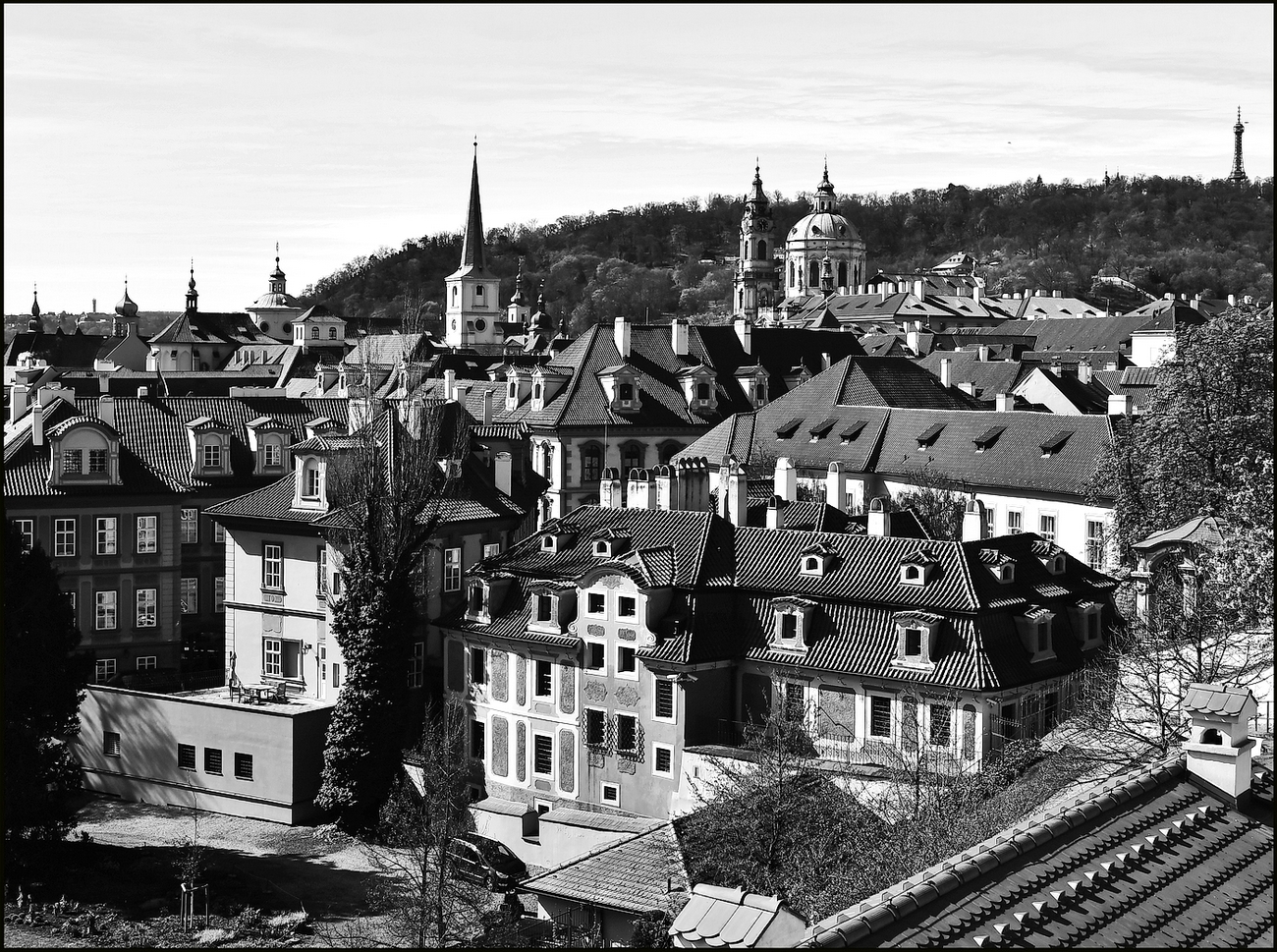 photo "Башни и дома-3" tags: black&white, architecture, Prag Prague Praha