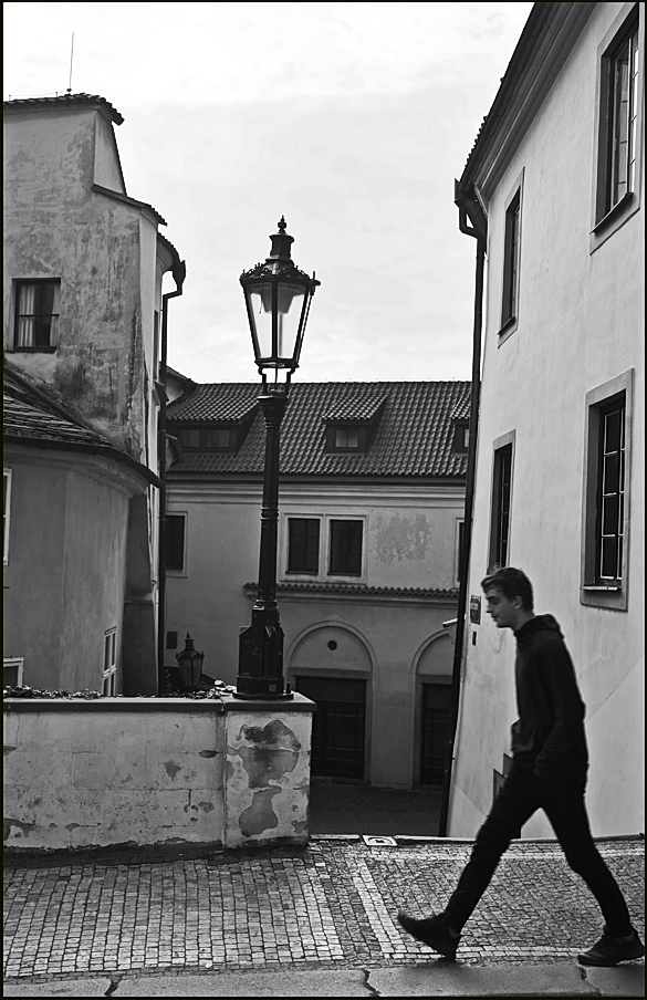 photo "Дома, фонарь и пешеход" tags: black&white, Prag Prague Praha