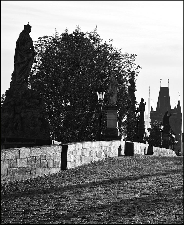 photo "Статуи, фонари и башни" tags: black&white, architecture, Prag Prague Praha