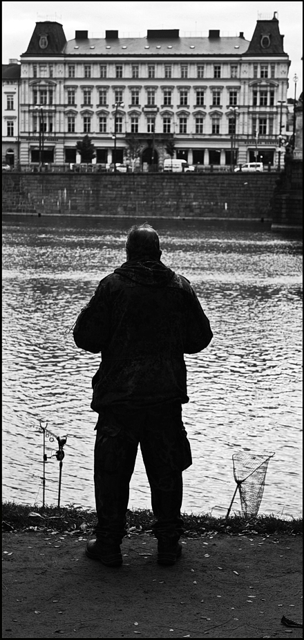 photo "Пражский рыбак" tags: black&white, Prag Prague Praha