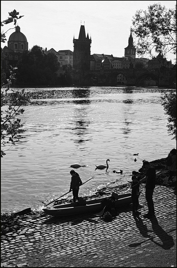 photo "Башни, река и фигуры" tags: black&white, Prag Prague Praha