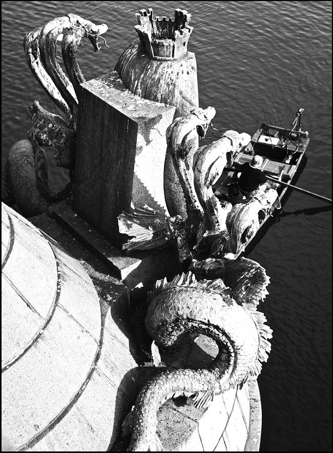 photo "Статуи и лодка" tags: black&white, Prag Prague Praha