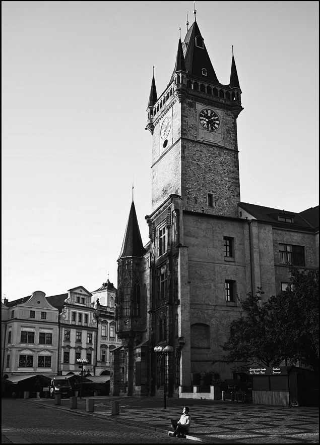 photo "Башня и фигура" tags: black&white, architecture, Prag Prague Praha