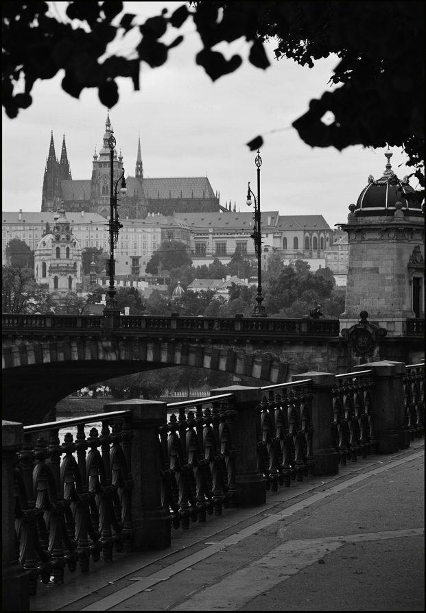 photo "На набережной-2" tags: black&white, architecture, Prag Prague Praha