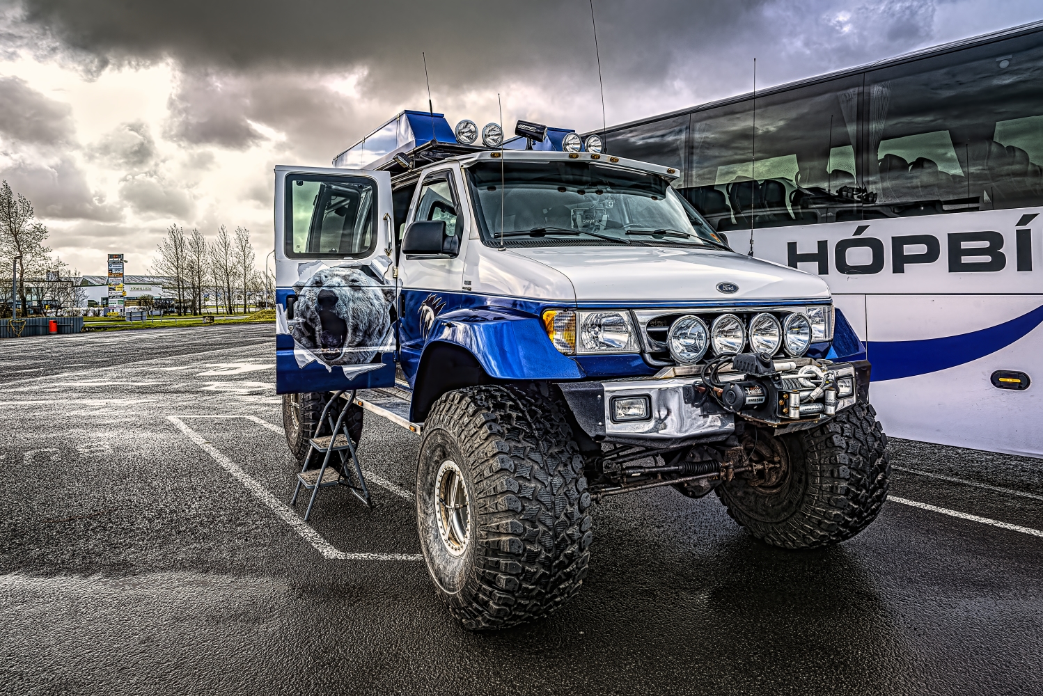 photo "A Car to Conquer Mountains and Volcanoes" tags: misc., 