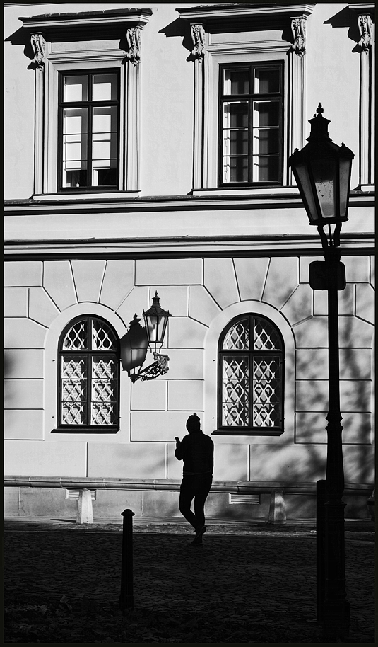 photo "Окна, фигура и фонари" tags: black&white, Prag Prague Praha