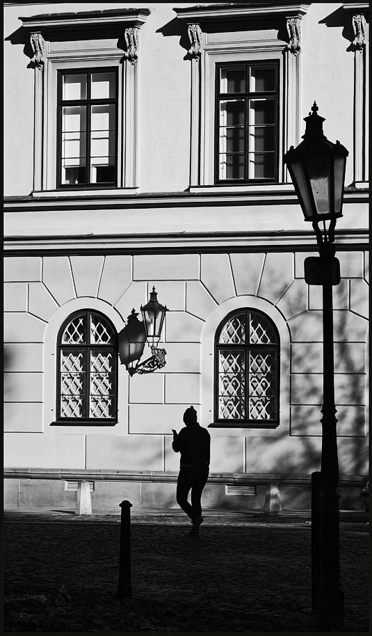 фото "Окна, фигура и фонари" метки: черно-белые, Prag Prague Praha