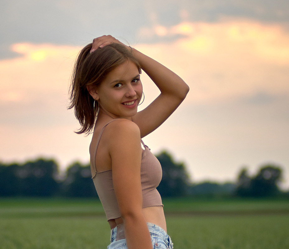 photo "***" tags: portrait, clouds, evening, girl, sky, summer, sunset, модель, настроение, портрет девушка, портрет девушка лето