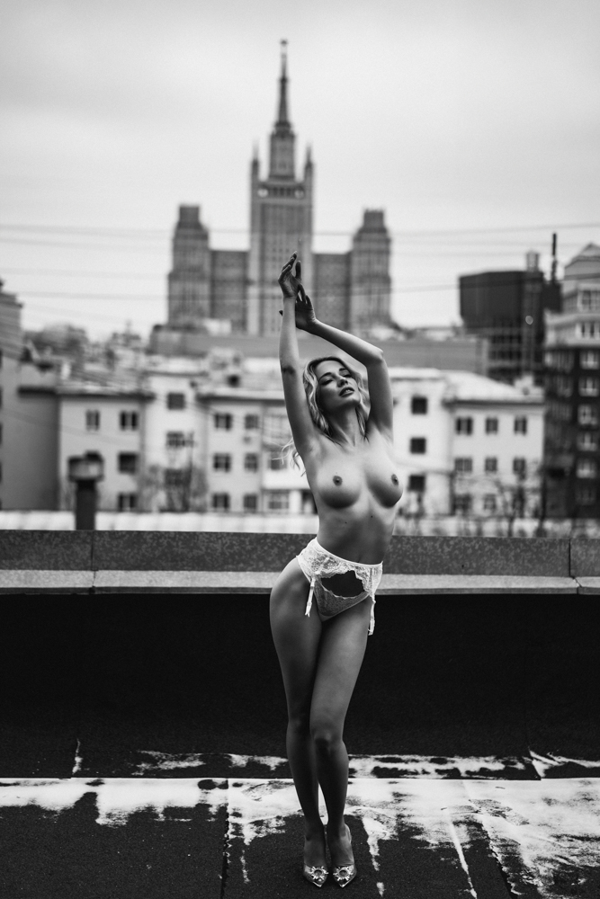 photo "***" tags: nude, architecture, black&white, bw, girl