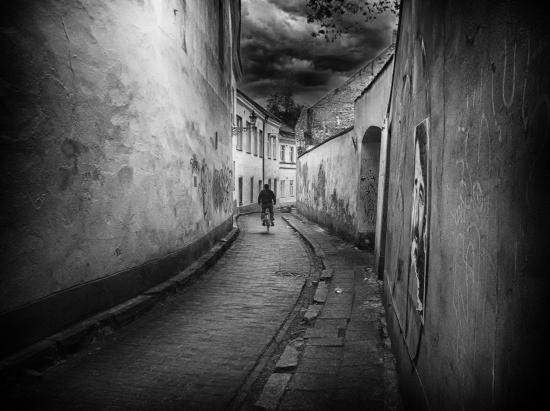 photo "Lone cyclist..." tags: travel, city, black&white, Вильнюс