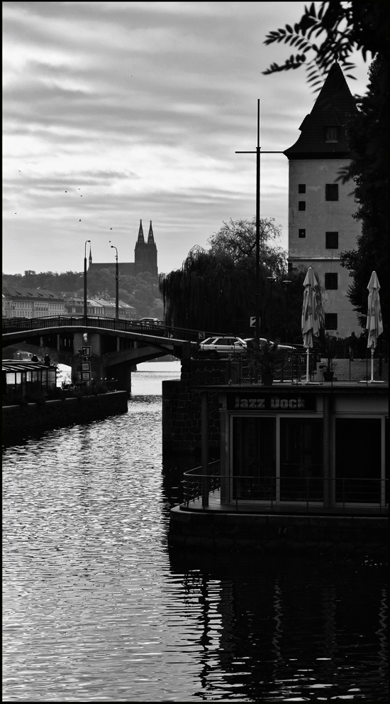 photo "Башни и река" tags: black&white, architecture, 
