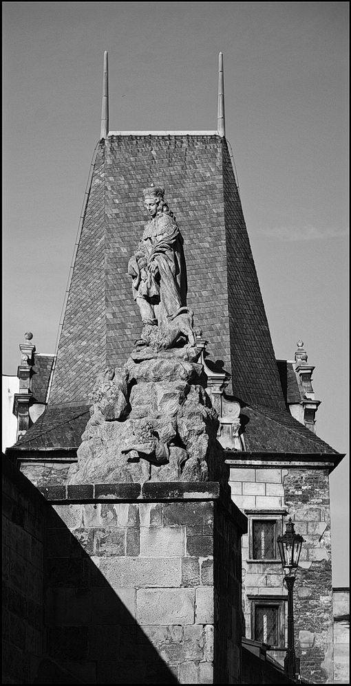 photo "Башня и статуя" tags: black&white, architecture, Prag Prague Praha