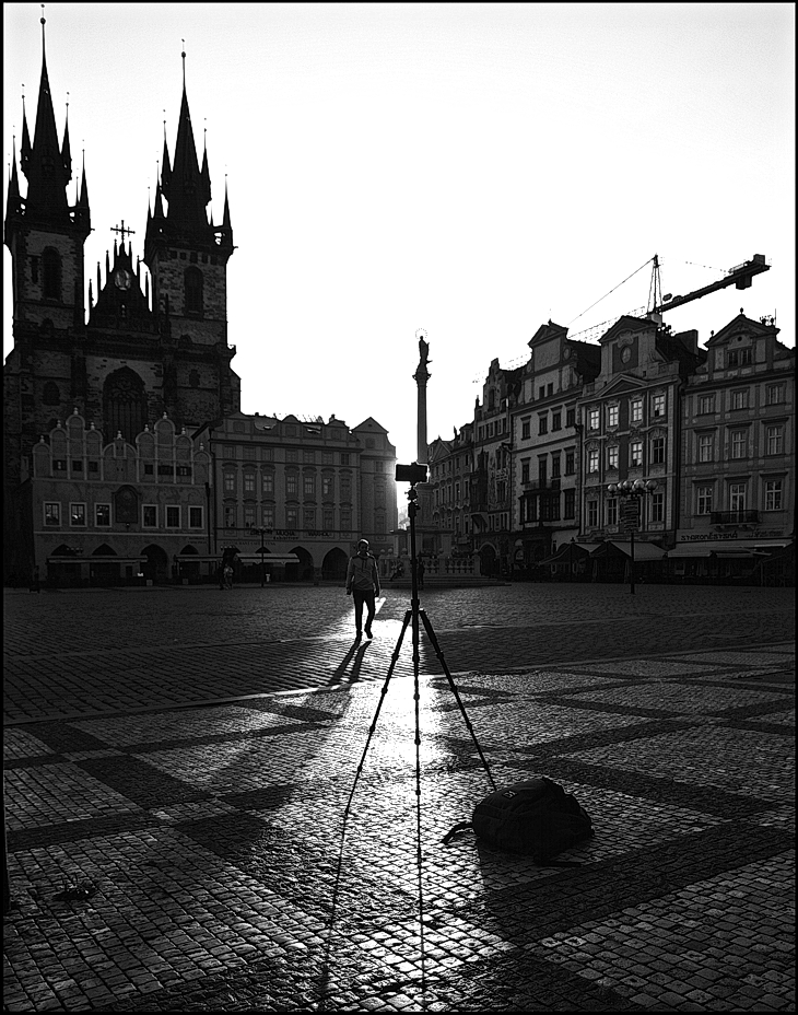 photo "Утро на площади-4" tags: black&white, architecture, Prag Prague Praha