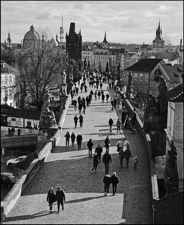 photo "Люди на мосту" tags: black&white, architecture, Prag Prague Praha