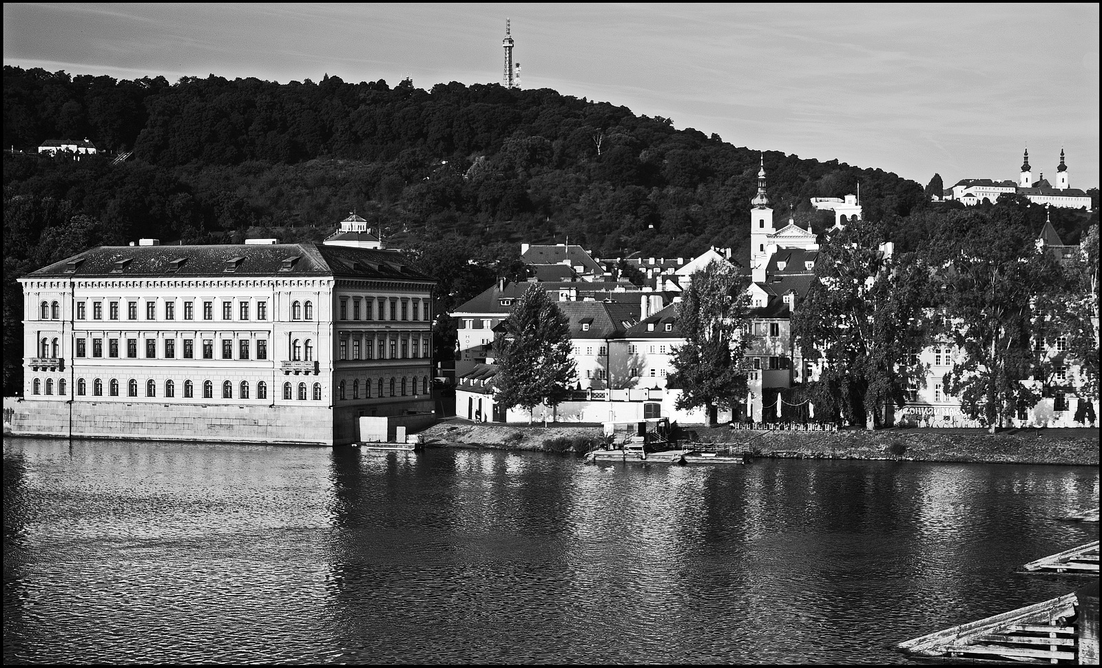 photo "Петршин и Мала Страна" tags: black&white, architecture, Prag Prague Praha