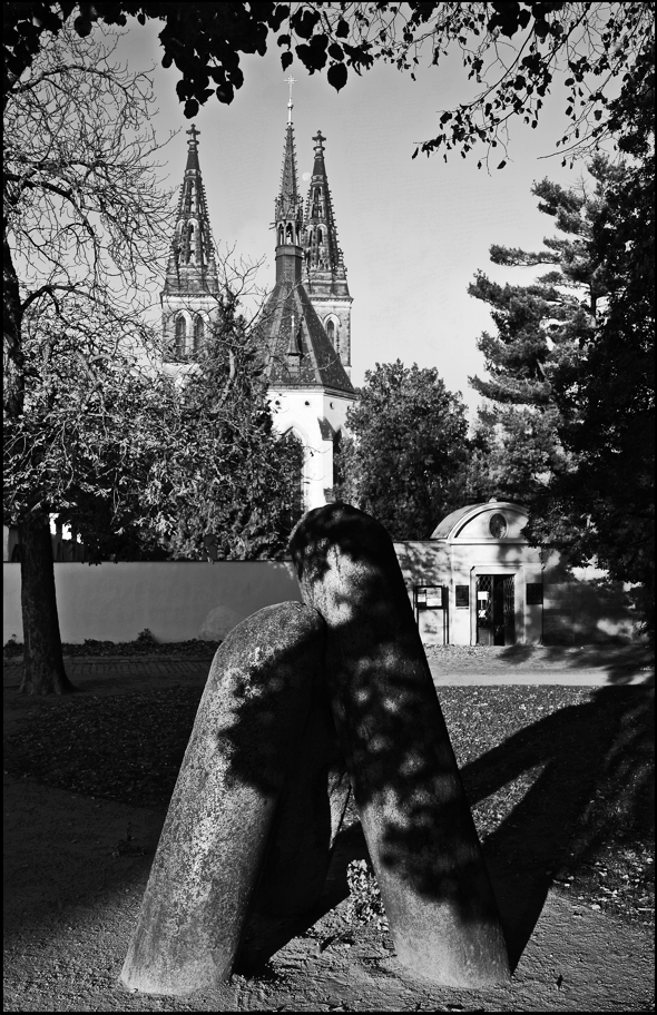 photo "Башни и колонны" tags: black&white, architecture, Prag Prague Praha