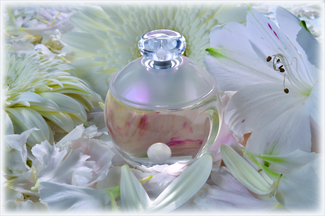 фото "Нежность" метки: макро и крупный план, белые цветы, жемчужина, парфюмерия, флакон духов