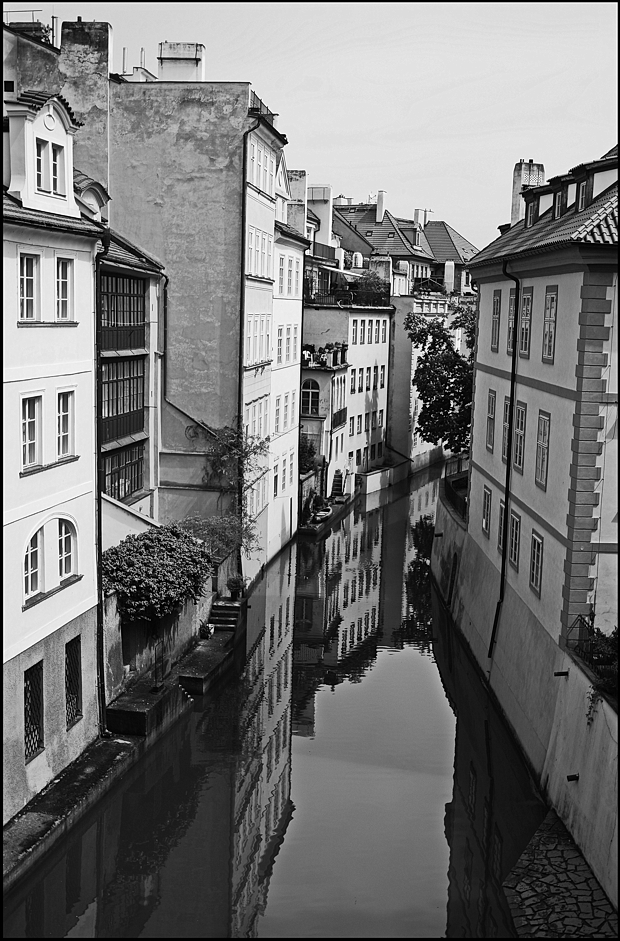 photo "Дома и Чертовка" tags: black&white, architecture, Prag Prague Praha