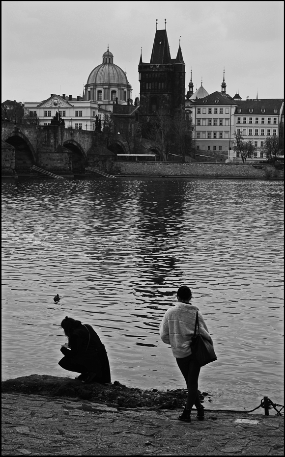 photo "Фигуры на берегу" tags: black&white, architecture, Prag Prague Praha