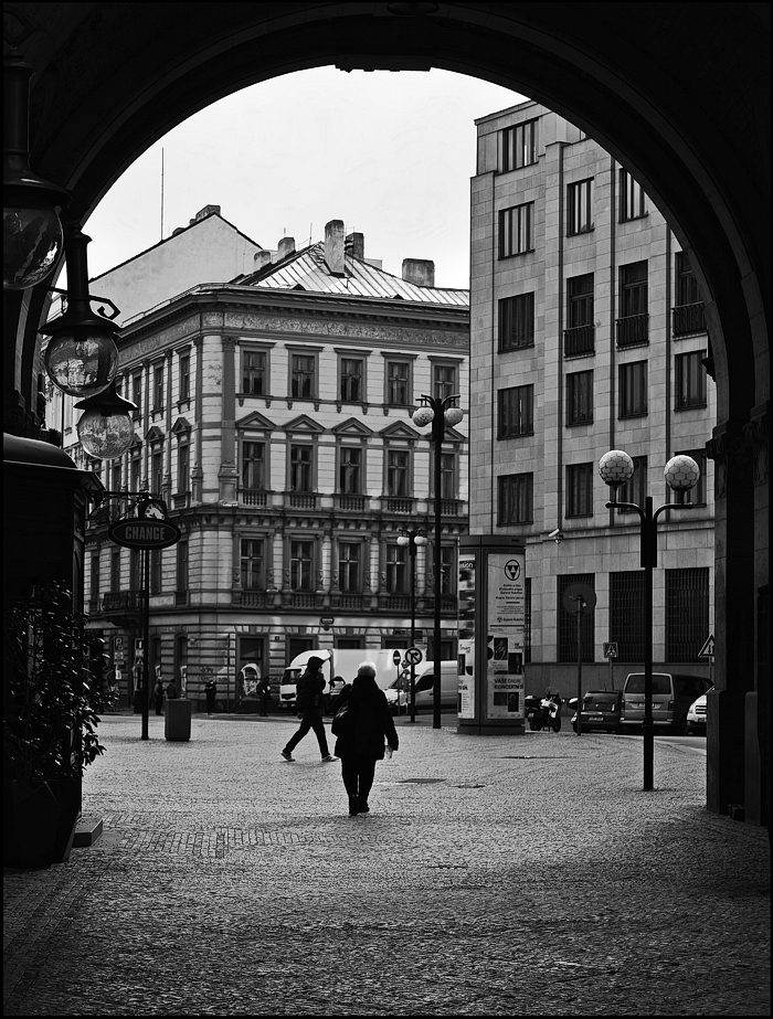 photo "Дома и ворота" tags: black&white, architecture, Prag Prague Praha