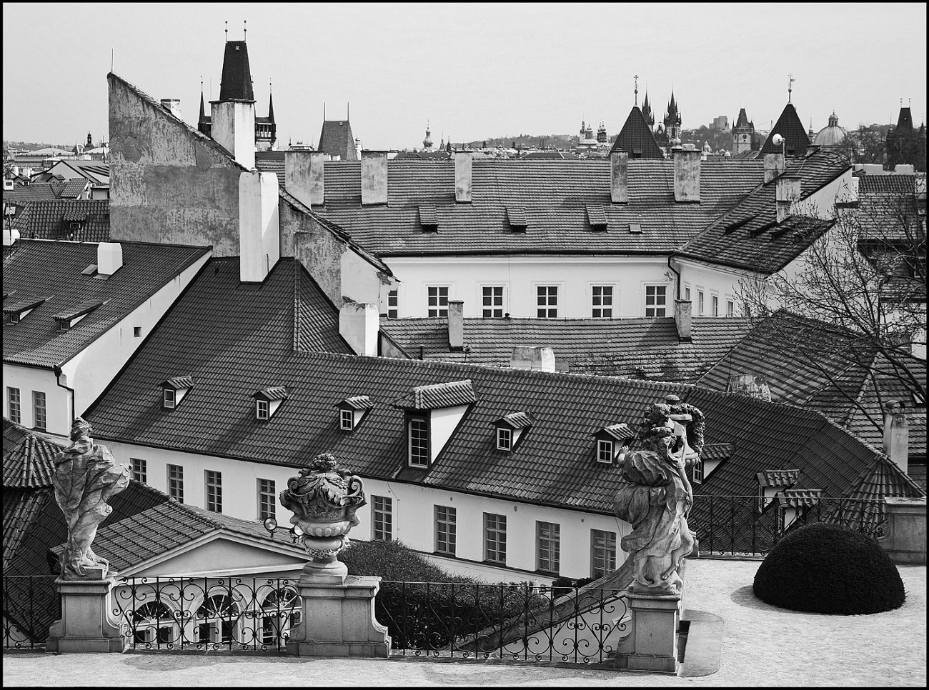 photo "Башни и дома-4" tags: black&white, architecture, Prag Prague Praha