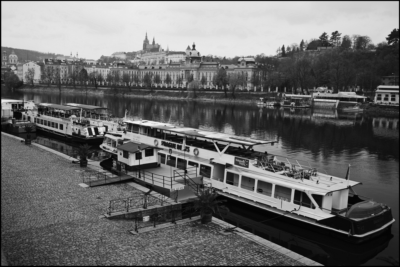 photo "Вид с наплавки" tags: black&white, architecture, Prag Prague Praha