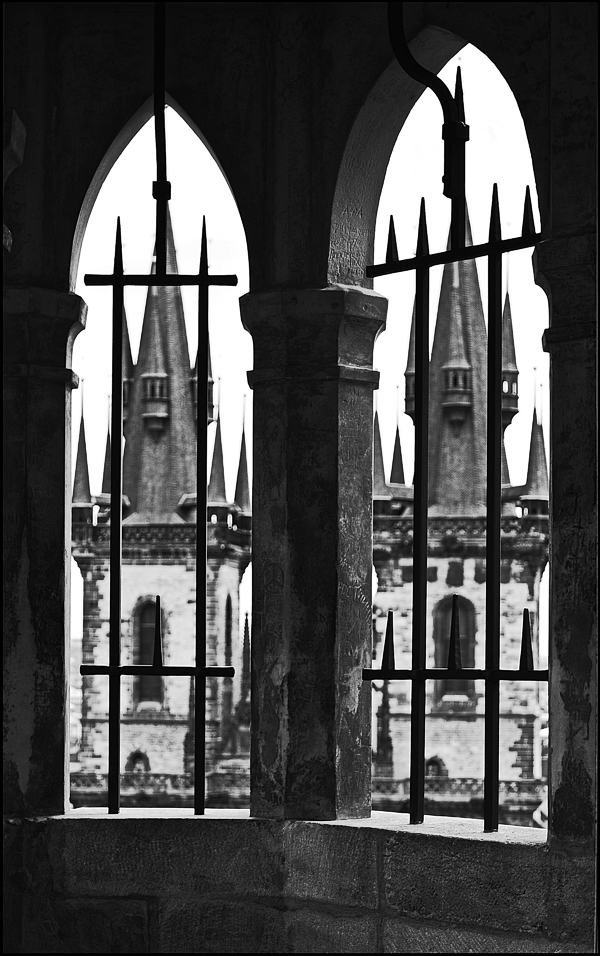 photo "Окна и башни" tags: black&white, architecture, Prag Prague Praha