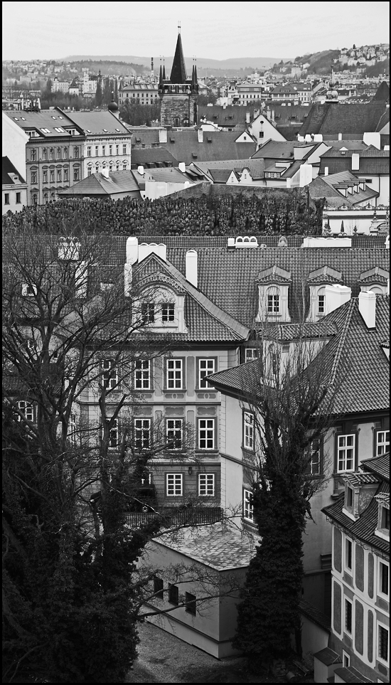 photo "Башня и дома" tags: black&white, architecture, Prag Prague Praha