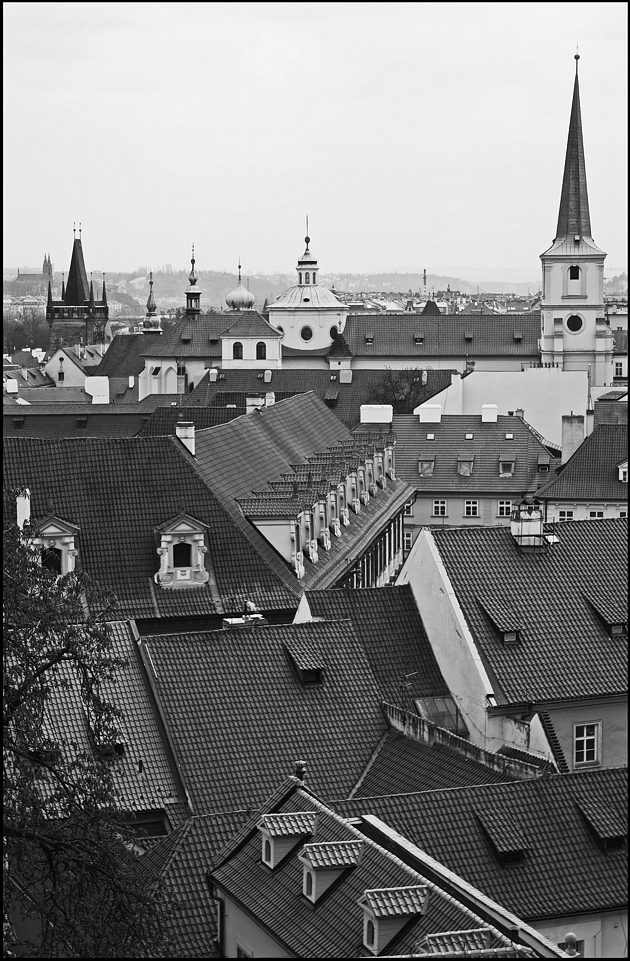 photo "Башни и дома-5" tags: black&white, architecture, Prag Prague Praha