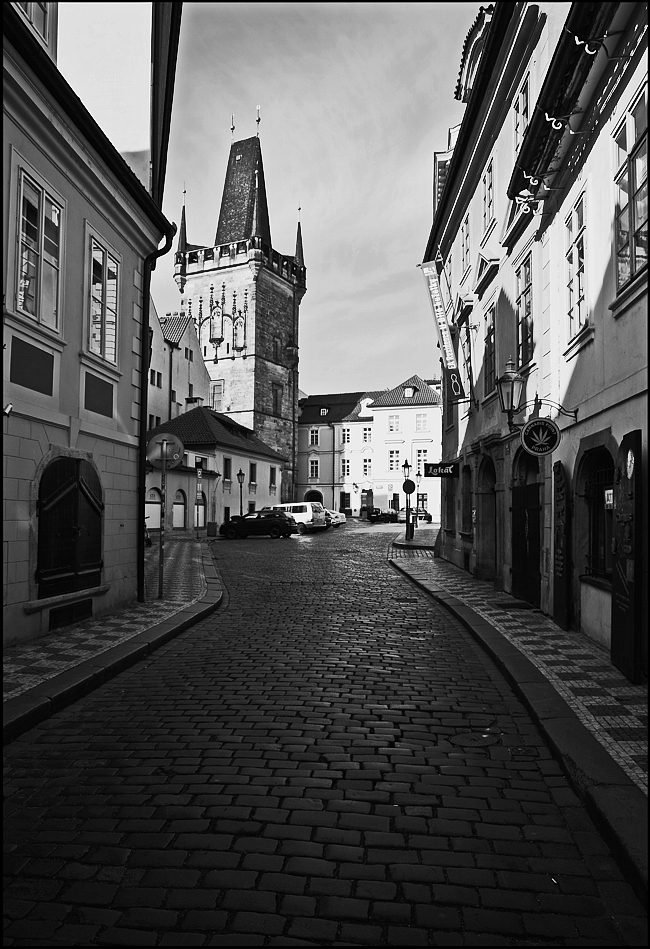 photo "Башня и улица" tags: black&white, architecture, Prag Prague Praha
