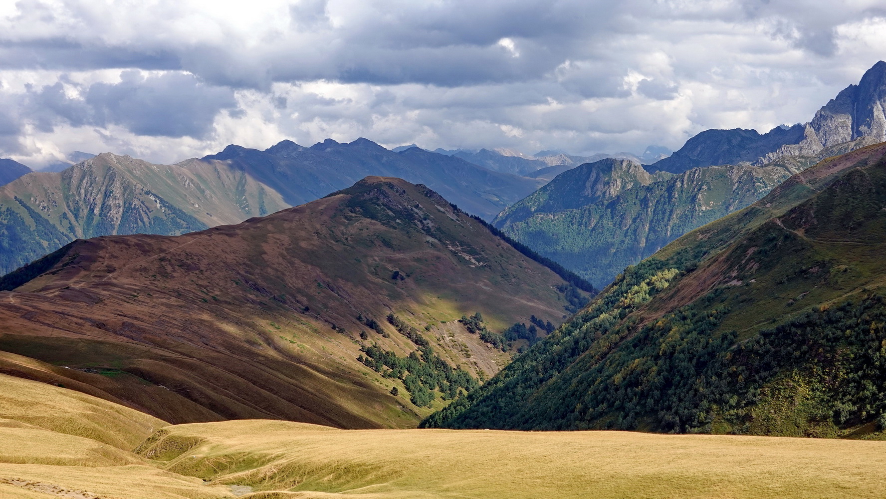 photo "On the eve of autumn" tags: landscape, travel, nature, Asia, Europe, clouds, mountains, summer
