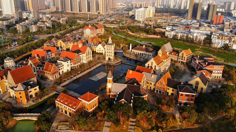 photo "This is a small European town in China" tags: street, city, architecture, Asia, clouds, spring, summer, sun