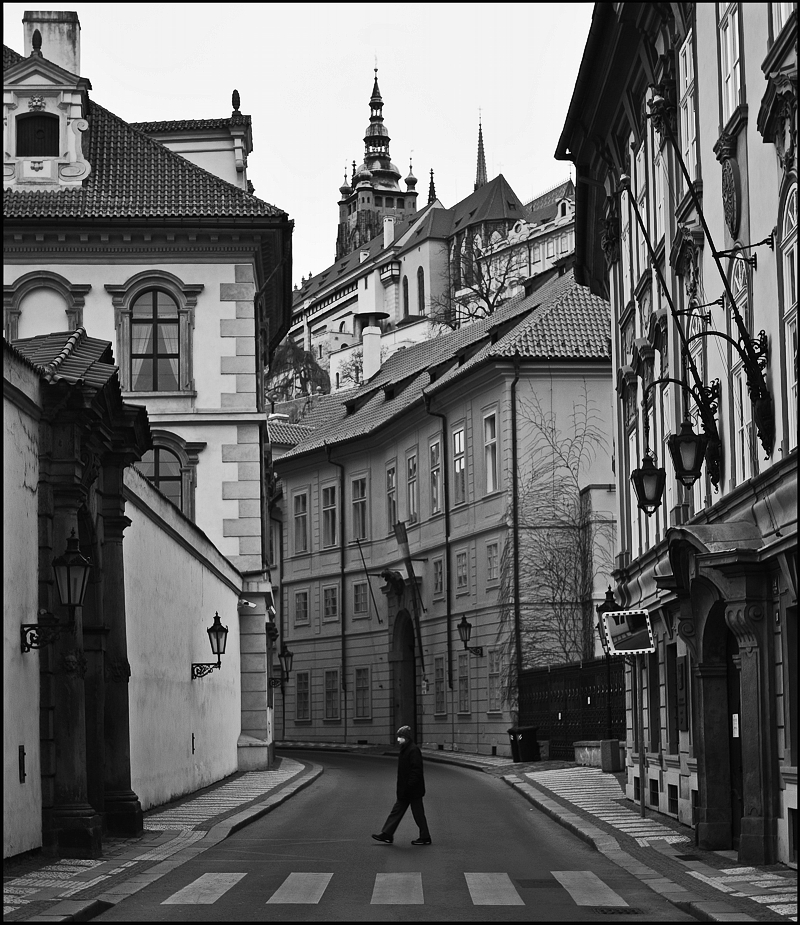 photo "Фигура и улица-3" tags: black&white, architecture, Prag Prague Praha